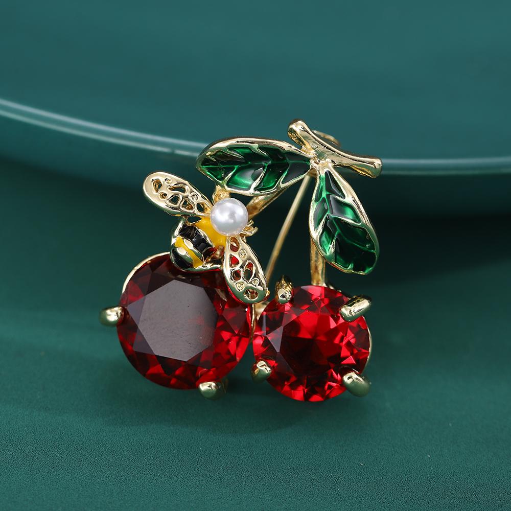 Blucome New Design Red Cherry Shape Brooch Gold Color Enamel Brooches Jewelry Pins Girl Christmas Gifts Scarf Hat Accessories