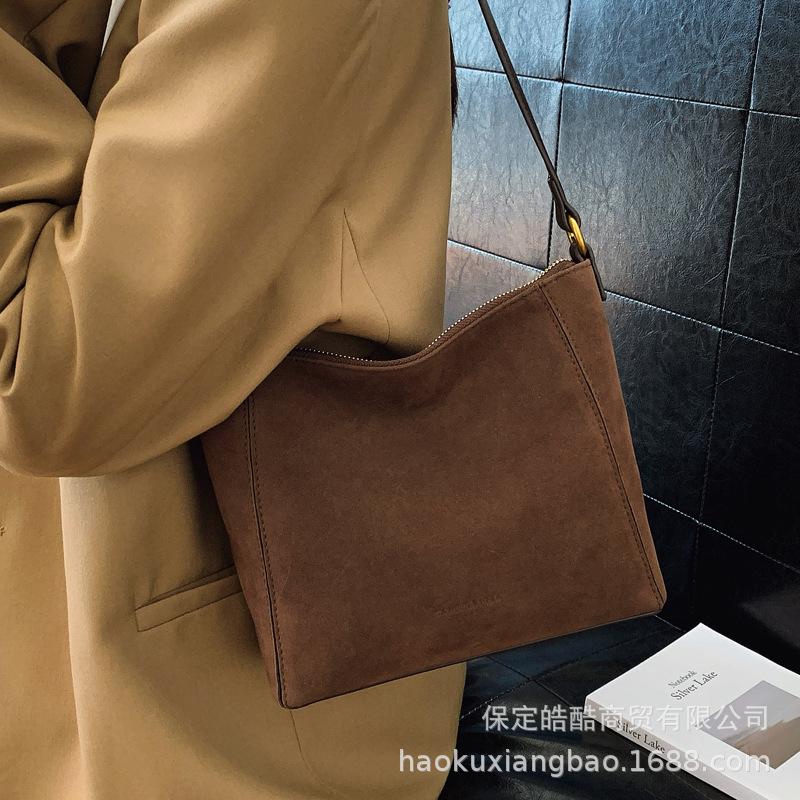 Замшевая сумка женская большой вместимости 2025 новая осень и зима универсальная ретро сумка на плечо подмышку сумка-ведро для поездок на работу