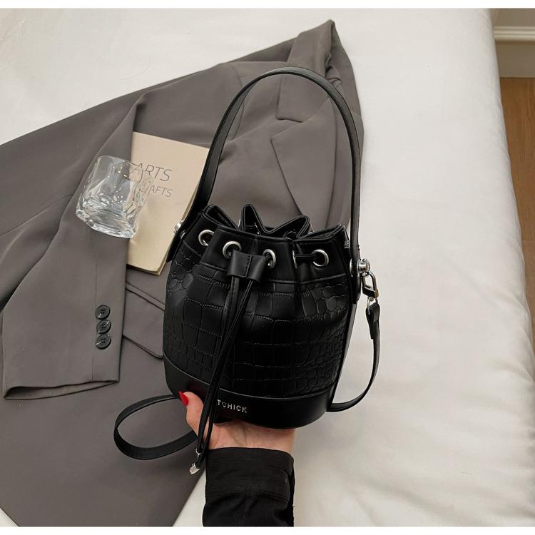 Модная женская сумка 2025 новая сумка-ведро через плечо в иностранном стиле с ремешком-помпой, нишевая сумка в стиле ретро с каменным узором