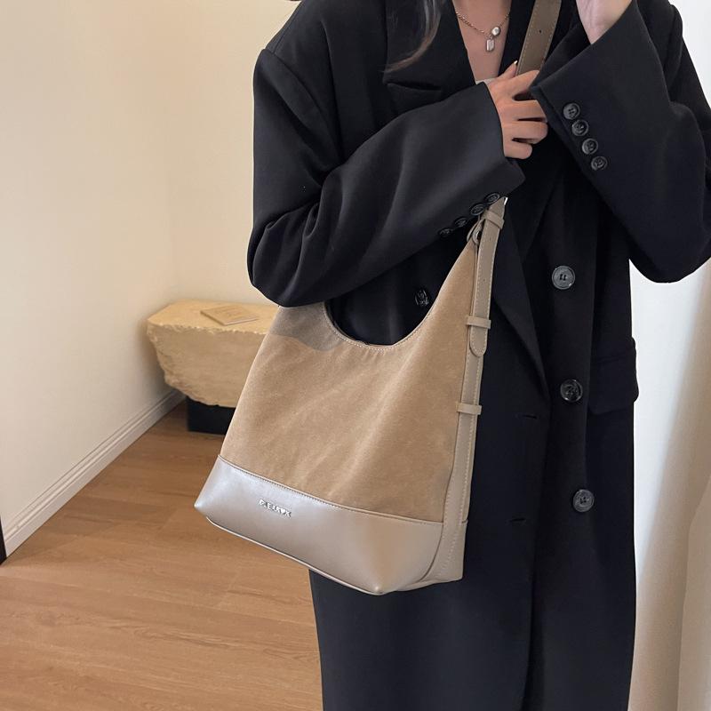 Сумка большой вместимости женская осенне-зимняя универсальная 2025 новая ретро на плечо кроссбоди сумка-ведро женская сумка-тоут для通勤