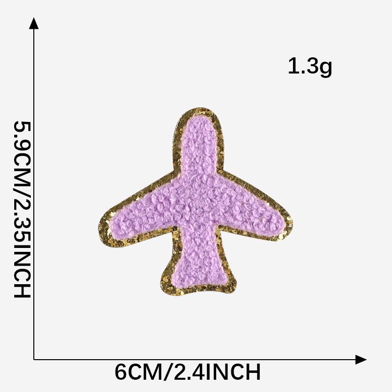 Полотенце из синели с золотой окантовкой, вышитыми нашивками в виде молний и радуги