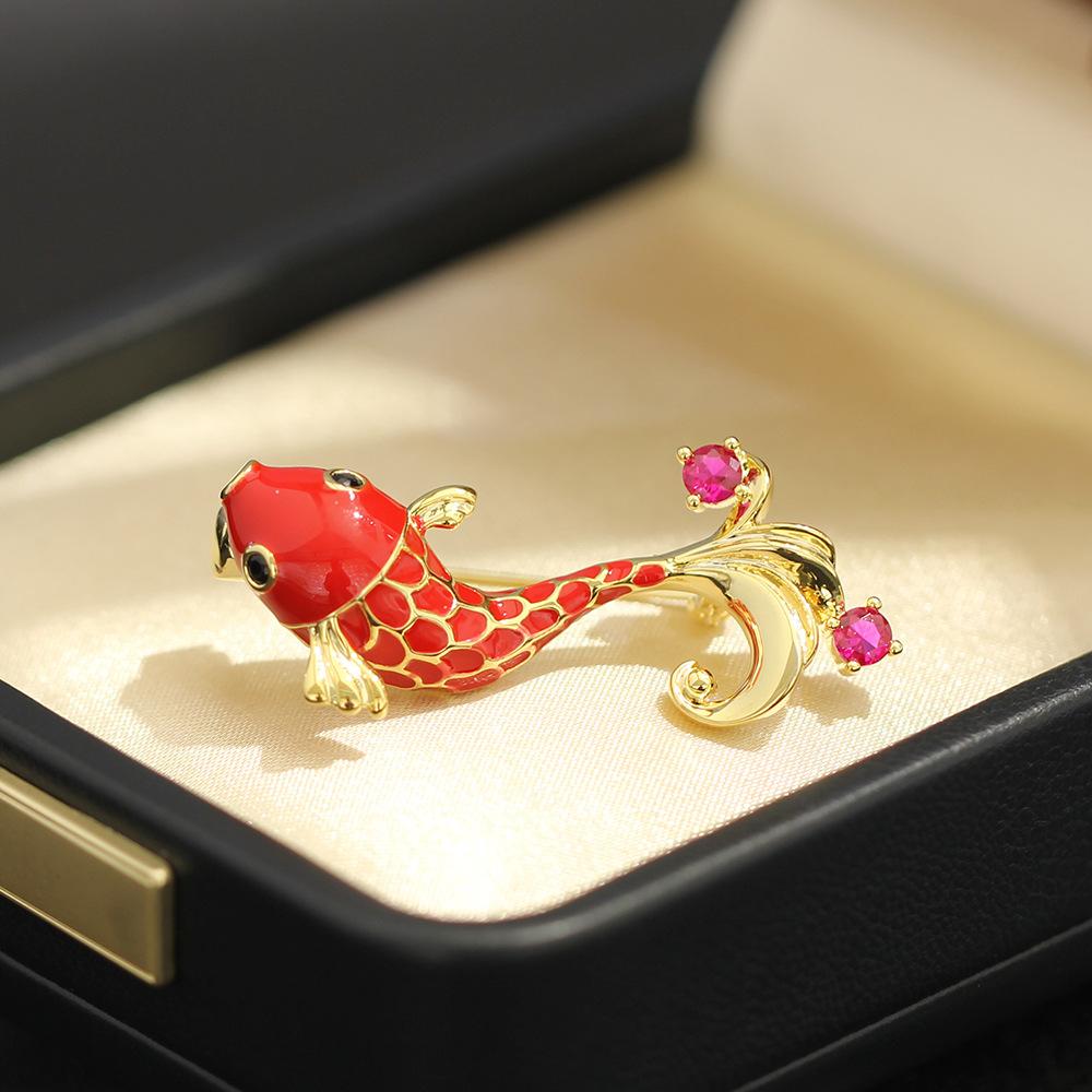 Новая брошь-рыбка кои в китайском стиле с красной эмалью, изысканная булавка-животное, инкрустированная бриллиантами, одинаковая для мужчин и женщин, бутоньерка-золотая рыбка