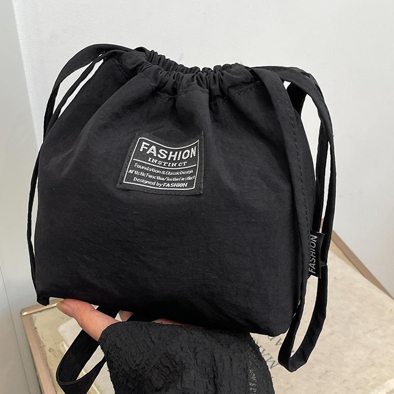 Niche Design Bag New Large Capacity Saliva Bucket Bag Fashionable and Versatile Nylon Cloth One-shoulder Crossbody Bag