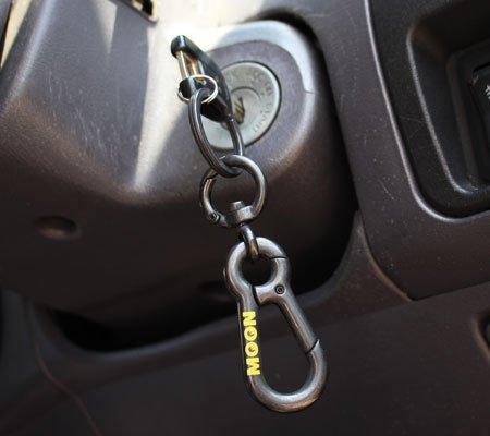 Брелок MOONEYES с двумя карабинами, черный_KH-MKR133BK-MON