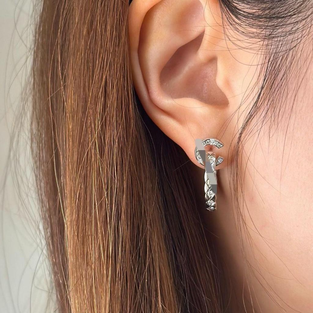 Diamond-Inlaid Rhombus Wave Earrings for Women, Coco Style, High-End, Versatile, Fashionable, Light Luxury Design