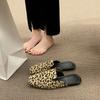 Мода 2024 года, женские мюли с леопардовым принтом, тапочки, балетки, замшевые летние с квадратным носком, дизайнерские уличные сандалии с открытой пяткой, сланцы Zapatos Mujer