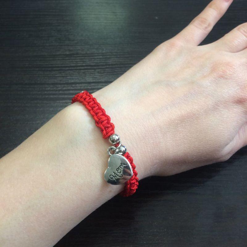 Красный плетеный браслет из шнурка с кулоном в форме сердца 'Мама' - Каббалистический талисман на удачу ко Дню матери