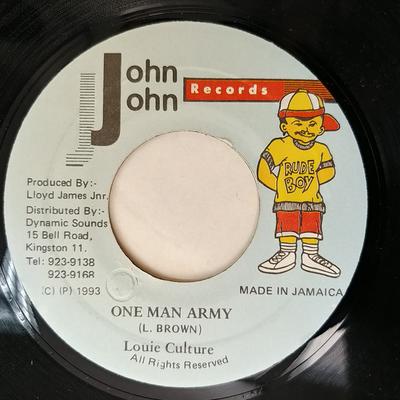 7-дюймовая пластинка LOUIE CULTURE - One Man Army NONE John John Recor 1993 Ямайка Регги, Ска и Даб Б/у