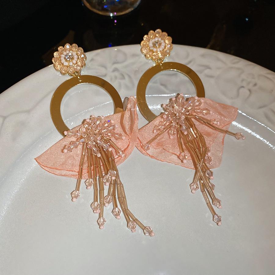 Серьги-гвоздики из ткани в виде цветка «Серебряная игла» со стеклянной бахромой, средние, с антикварным темпераментом, дизайнерские, нишевые