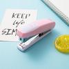 Креативный цветной степлер Macaron: Портативный, среднего размера и экономичный для офисного использования