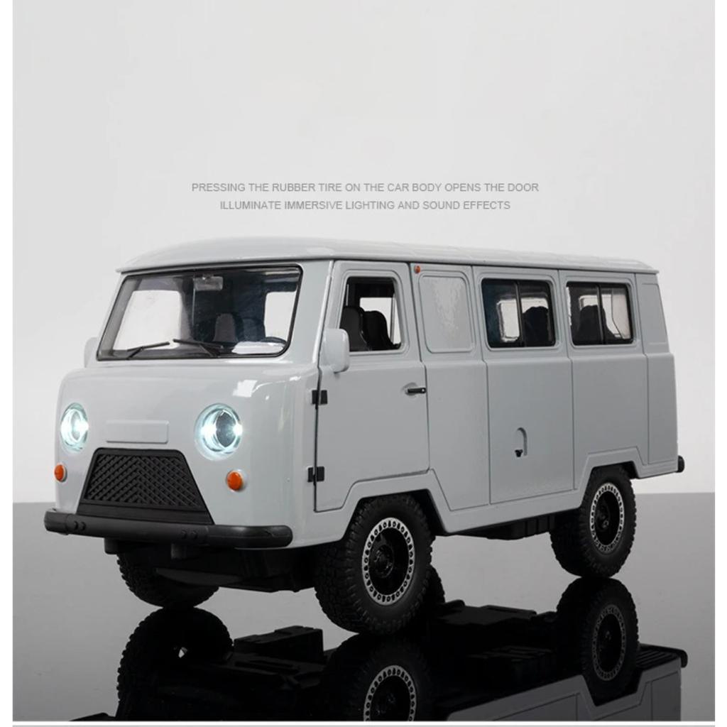 New 1/18 Russian UAZ TRAVELER 452 VAN Alloy Diecasts & Toy Vehicles Metal Toy Car Model Sound and Light Collection Kids Toy