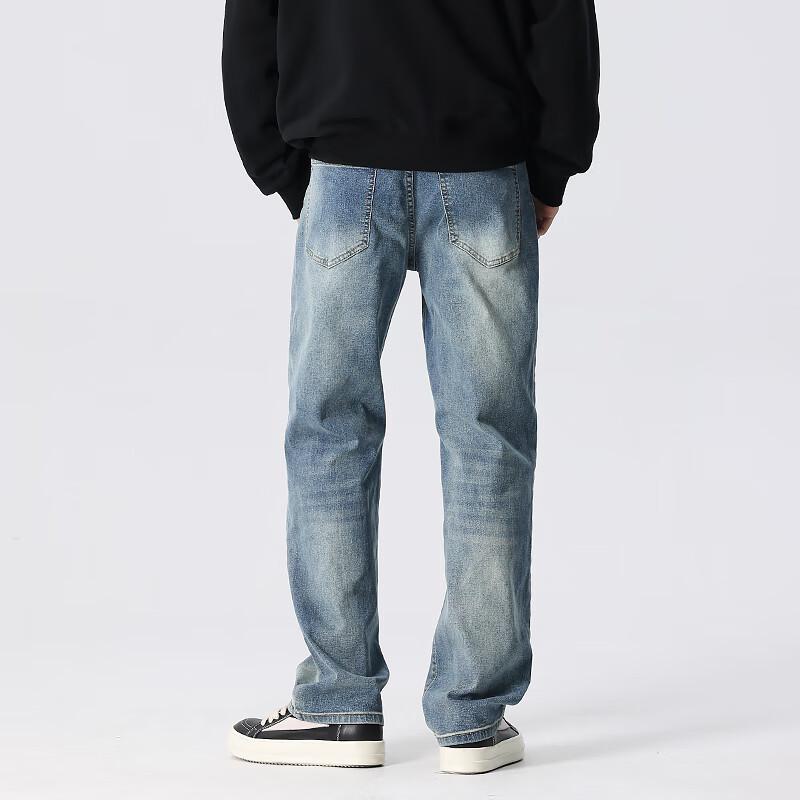 Новые джинсы из эластичного денима прямого кроя с эффектом стирки