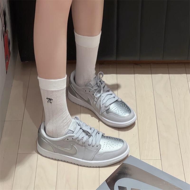 Детские кроссовки Air Jordan 1 Retro Low OG GS Metallic Silver Серые нейтрально-серые белые CZ0858-002