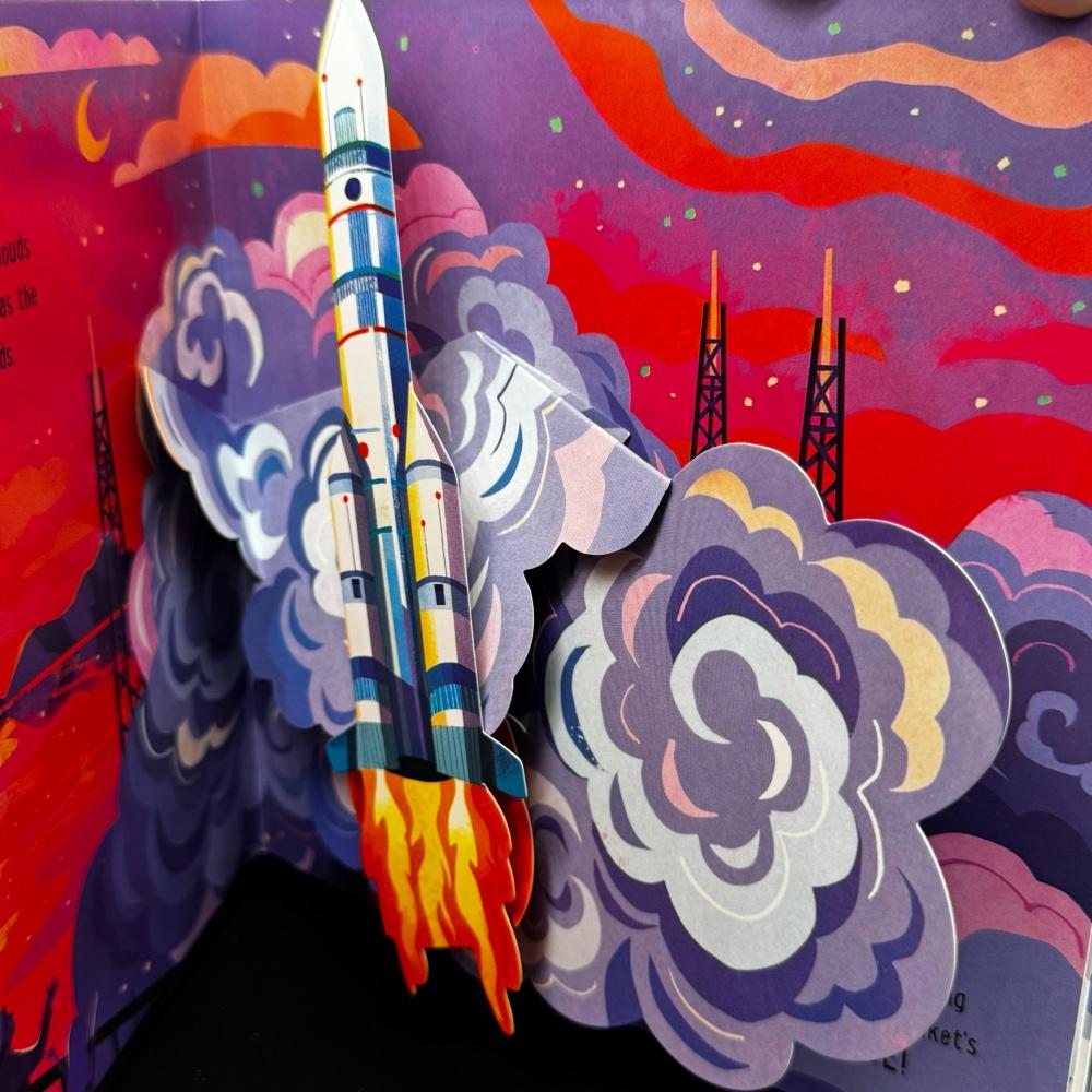 """Pop-UP Space"" — обязательная книга для начинающих изучать английский язык, которая привлекает читателей яркими цветами и живыми иллюстрациями, с раскладывающимися страницами."