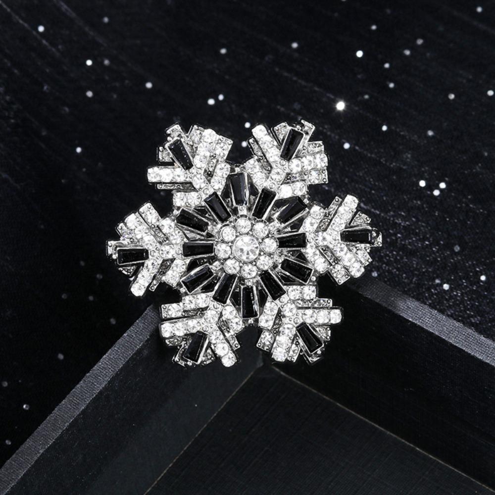 Sparkling Creative Snowflake Pin Rhinestone Zinc Zinc Alloy Zircon Badge Valentine's Day