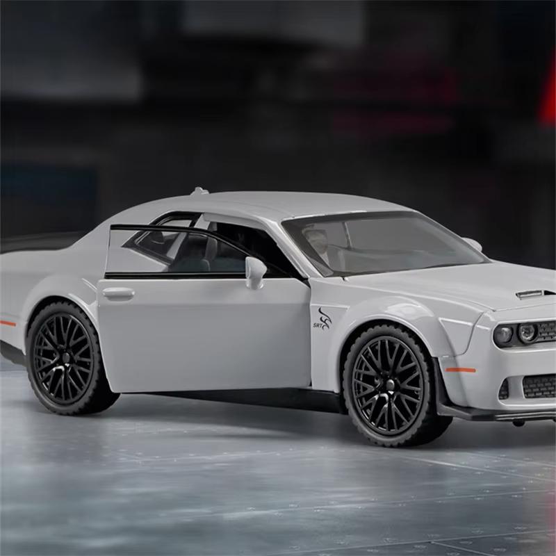 Новый 1:24 Dodge Challenger SRT Модель автомобиля из легкого сплава Литой металлический спортивный автомобиль Модель транспортного средства Коллекционная имитация Звук и свет Детская игрушка Подарок для мальчика