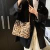2025 осень и зима новая корейская версия плюшевая шерстяная маленькая квадратная сумка большая вместимость плечевая женская сумка леопардовый принт подмышечная сумка из меха
