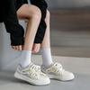 Маленькие белые туфли женские 2025 осень новые корейская версия студенческие универсальные повседневные туфли женские плоская подошва спортивная обувь для скейтборда 8902