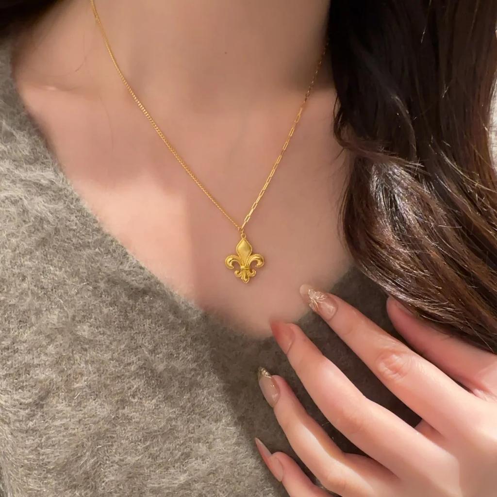 Французское ретро Высококачественное матовое ирисовое ожерелье Легкая роскошь Цветок Ab Цепочка на ключицы Темперамент Универсальный кулон