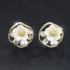 Милые женские серьги-гвоздики с маленьким цветком золотого цвета, свадебные серьги для женщин, очаровательные серьги с белым жемчугом неправильной формы из смолы 
