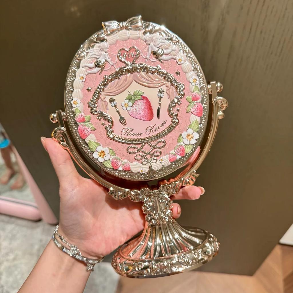 Flower Knows Набор макияжа к 9-летию 4 предмета Настольное зеркало для макияжа Лопатка-щетка Расческа-подушка с воздухом Держатель для кистей Кисть для румян