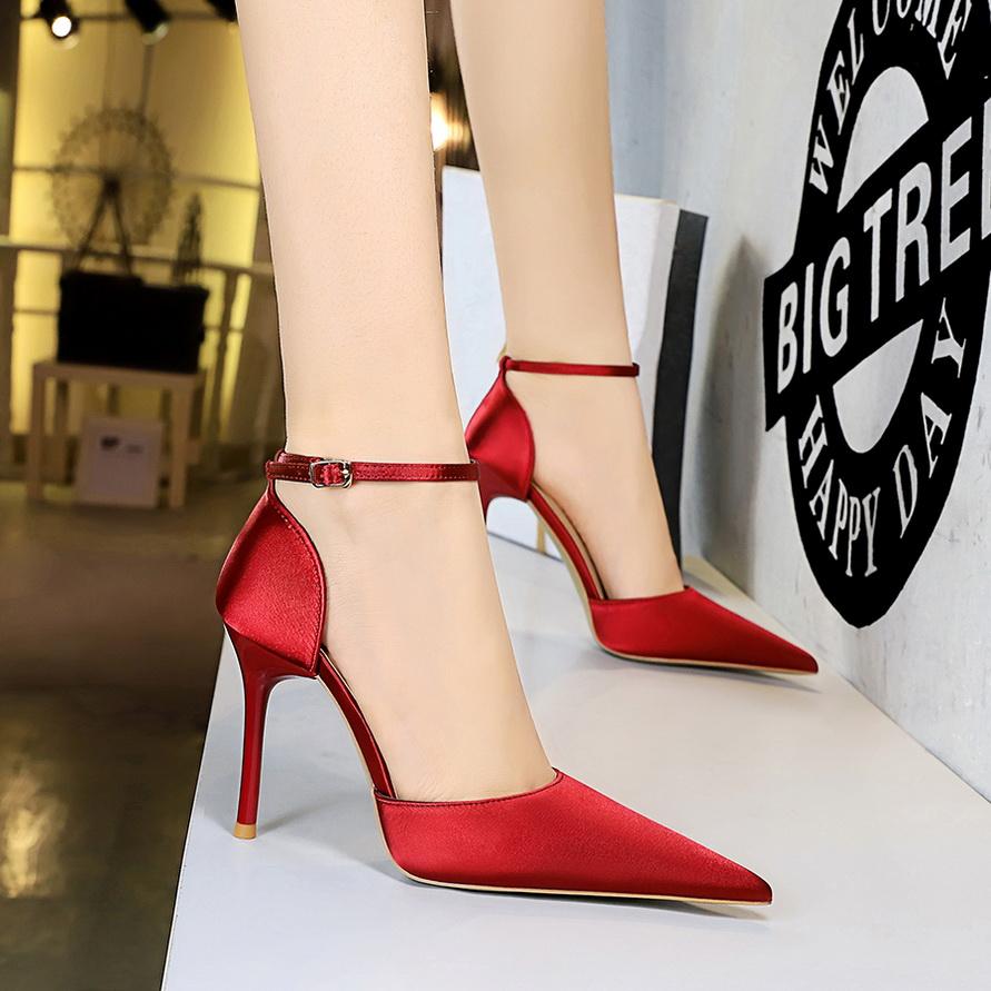 BIGTREE модные простые атласные сандалии на тонком каблуке в европейском стиле с острым носком и полым ремешком одной линии