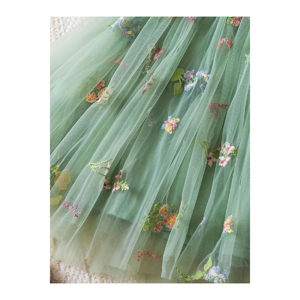 Зеленое платье с цветочной вышивкой