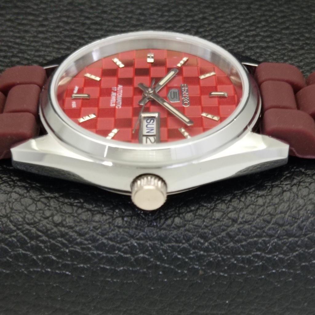 ВОССТАНОВЛЕННЫЕ МУЖСКИЕ АВТОМАТИЧЕСКИЕ ЧАСЫ SEIKO 5 СДЕЛАНЫ В ЯПОНИИ КРАСНЫЙ ЦИФЕРБЛАТ ЗАКАЗНЫЕ a440090-2 QV90-a440090