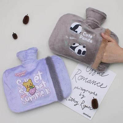 Милая плюшевая грелка с водой