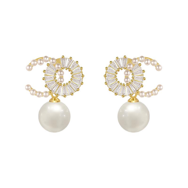 Новое поступление: Серьги с жемчугом в форме двойной буквы C из серебра 925 пробы — роскошный и уникальный дизайн для женщин