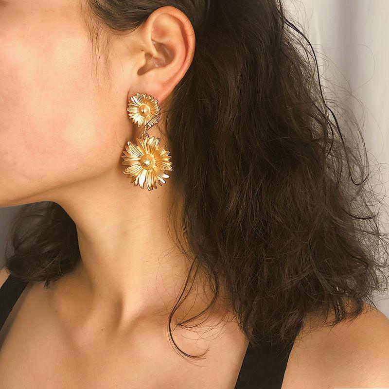 Trendy Statement Metal Flower Drop Earrings for Women Golden Chrysanthemum Charms Dangle Earrings Party Exaggerate Retro Jewelry