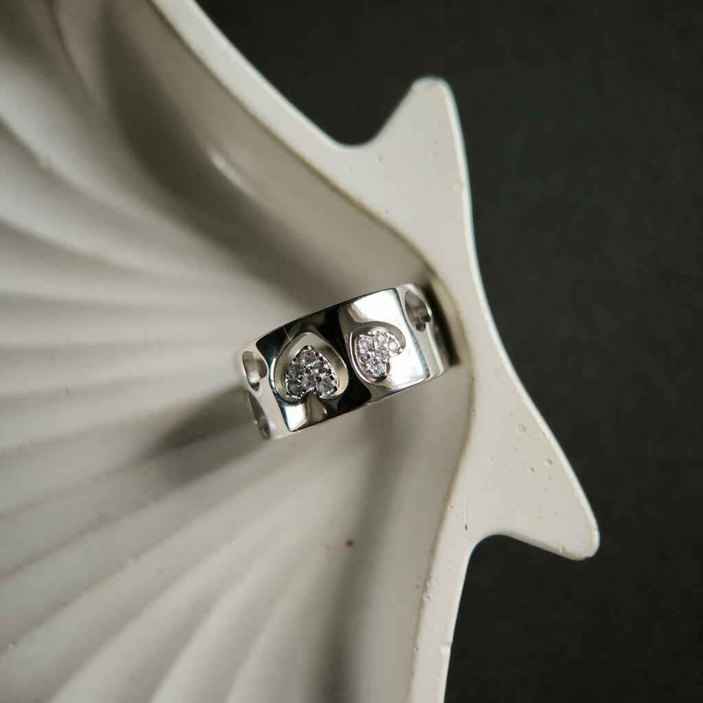 Серебряное кольцо с фианитами, вес изделия 6,3 гр (2181231)