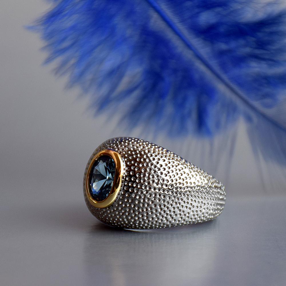 Женское кольцо с синим камнем