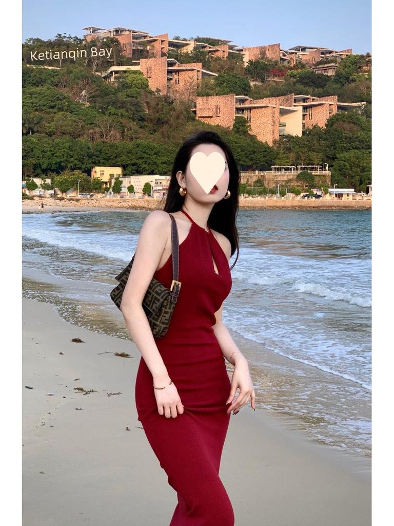 Черное платье-халтер с открытыми плечами - тонкая талия и длинная юбка