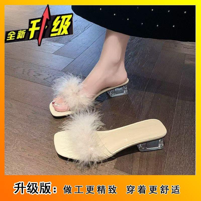 2025 Корейская версия модной верхней одежды новые туфли на среднем каблуке с темпераментом тонкий толстый каблук хрустальные шлепанцы на один ремешок с пушистыми крутыми тапочками женские
