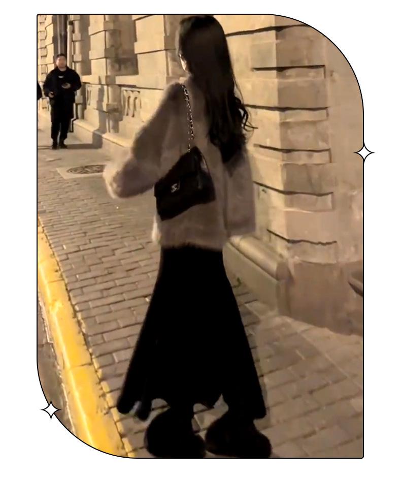 Black High-Waisted Knit A-Line Fishtail Skirt, Hip-Hugging Mid-Length Design for Spring 2025 and Autumn/Winter Women's Fashion.