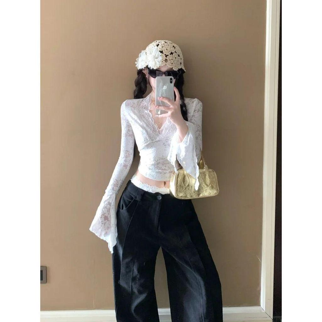 Кружевной топ с V-образным вырезом: Стройнящий, Подчеркивающий талию дизайн