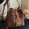 Корейская версия популярных маленьких сумок, женская простая модная сумка-мессенджер в леопардовый принт, сумка-ведро, новая коллекция осень 2025