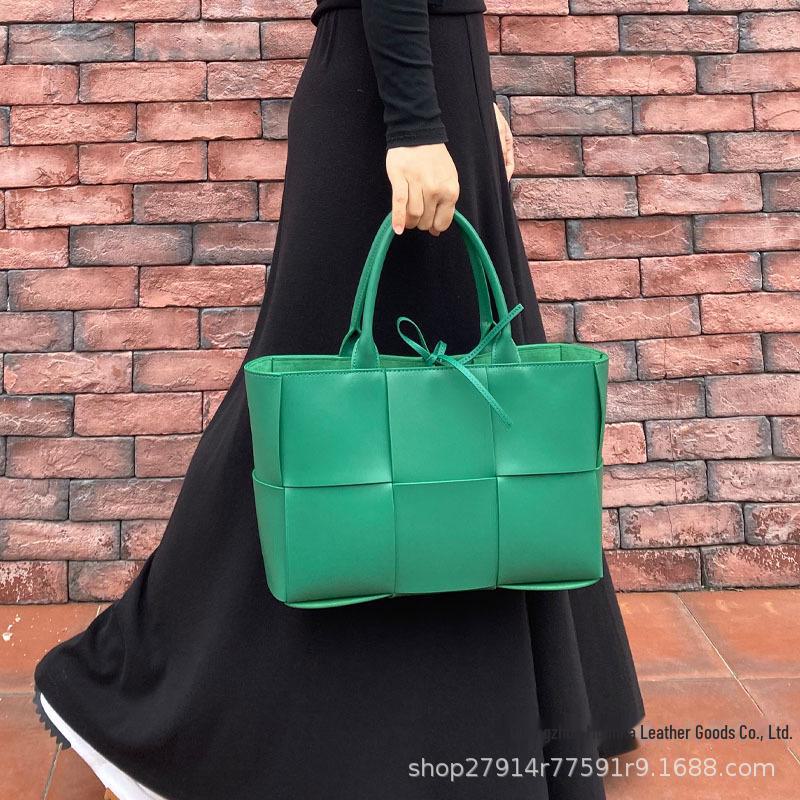 Сумка-тоут из натуральной кожи Six-Grid, весна/лето 2024 г.