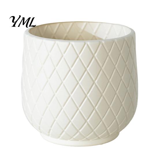 Sturdy Plastic Flower Pots for Outdoor Large Pot with Rhombus Embossed Texture, Heavy Duty Planter Easy Clean Planters Porch Patio Indoor Plants, Wide