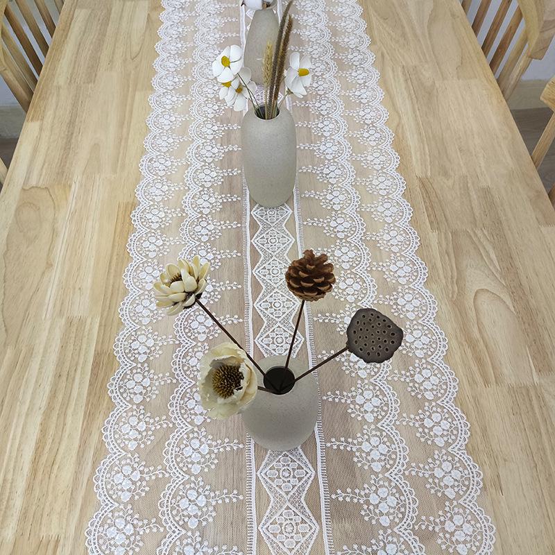 White Retro Lace Mesh Shawl: French Embroidered Decorative Table Runner