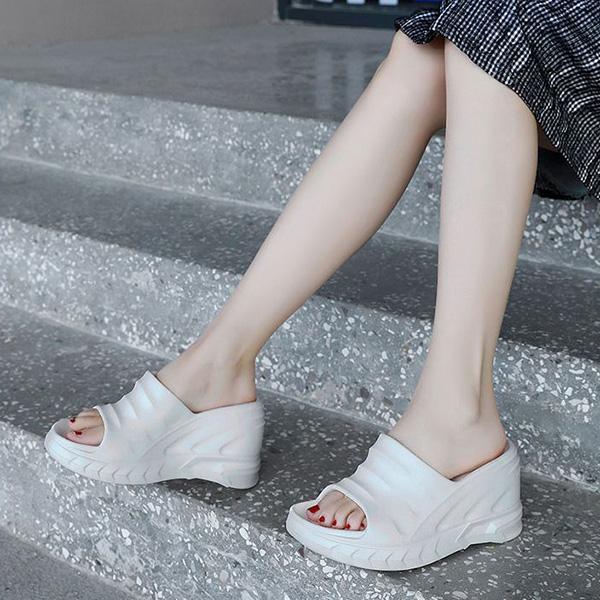 Женские летние тапочки трапециевидной формы, верхняя одежда, сандалии на толстой подошве с увеличенным наклонным каблуком, домашняя баня, водонепроницаемые, противоскользящие, с защитой от запаха