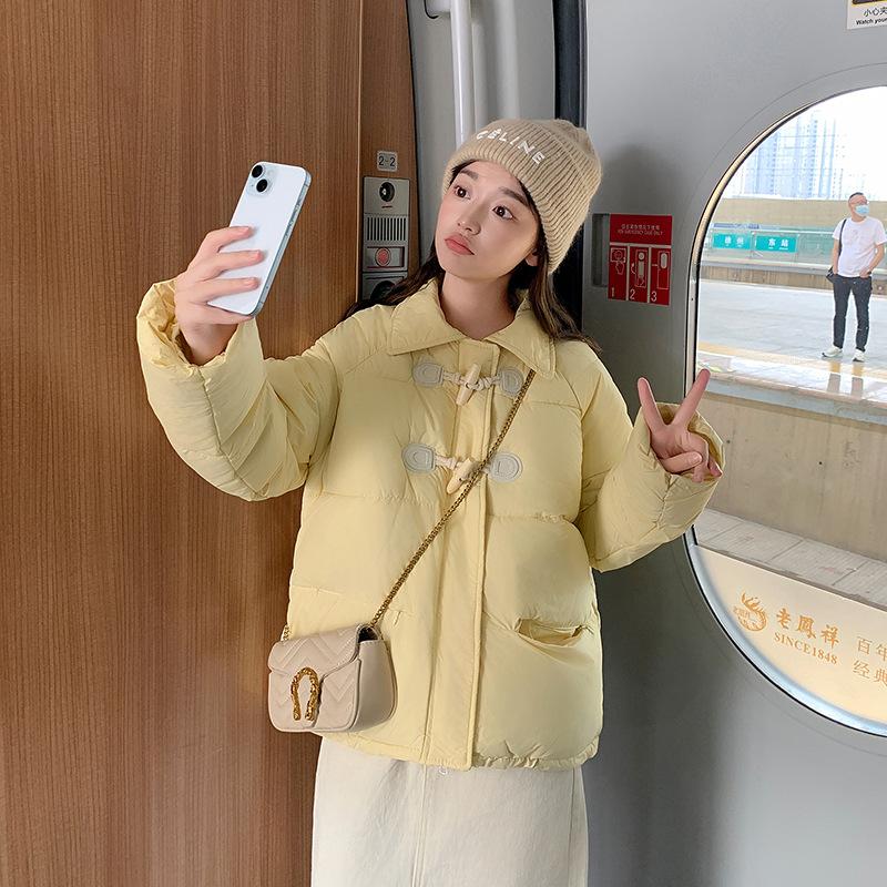 Короткая женская куртка-пуховик с капюшоном и свободным кроем, зимнее пальто