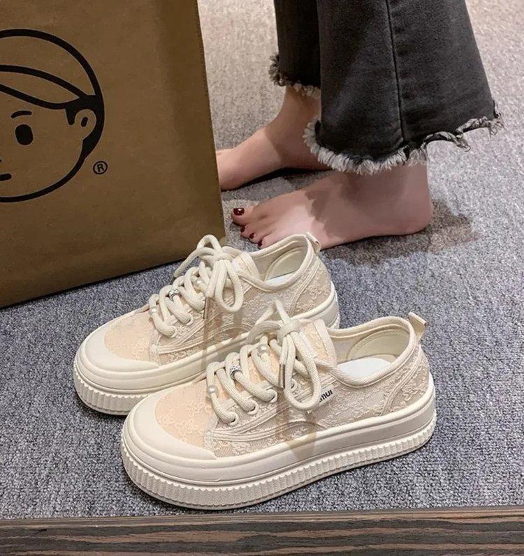 Дышащие маленькие белые туфли, женская обувь 2024 года, новые летние сетчатые туфли, популярные универсальные туфли на толстой подошве с кружевом, тонкие повседневные туфли для досок