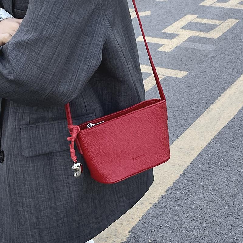 Сумка через плечо женская сумка 2025 новая летняя универсальная корейская версия ins сумка-ведро высококлассный зарубежный стиль взрывная сумка для мобильного телефона