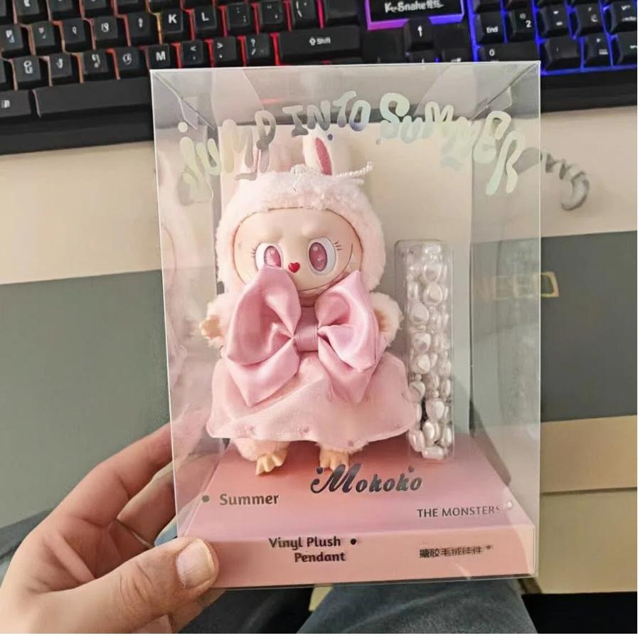 Украшение на дефлектор автомобиля LABUBU Summer Mokoko Spring Flower Sweetheart Виниловая кукла Подвеска для рюкзака Кукла-украшение Весенняя дикая кукла Подвеска в машину Коллекционная