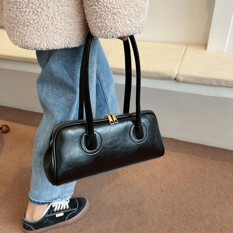 Оптовая продажа большой вместимости ретро осень и зима новая нишевая дизайнерская сумка-багет простая универсальная женская сумка через плечо