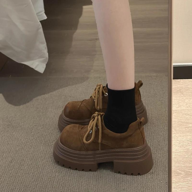 Матовые туфли с толстой подошвой и большим пальцем для женщин на весну 2025 года, ретро-универсальные одинарные туфли, замшевые повседневные спортивные туфли