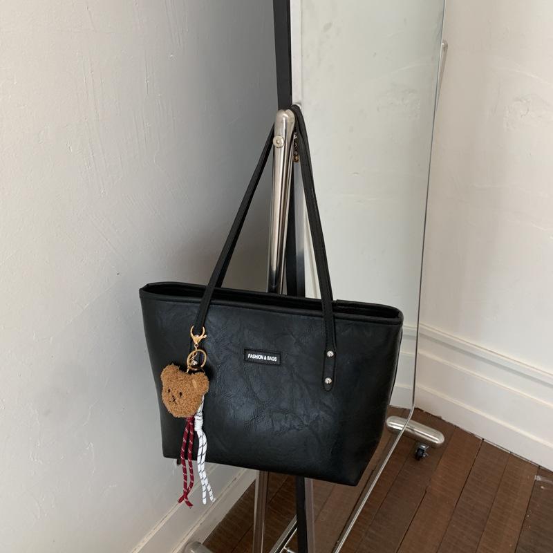 Стильная вместительная сумка-тоут через плечо в стиле Commuter Chic