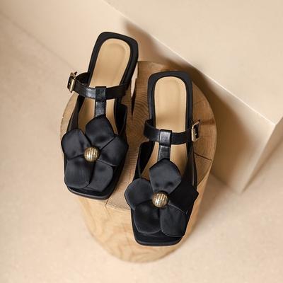 2024 Летняя женская обувь Милые цветы Современные тапочки Модные квадратные носки 3 см Низкий каблук Мюли Дизайнерские кожаные сандалии с пряжкой на ремне